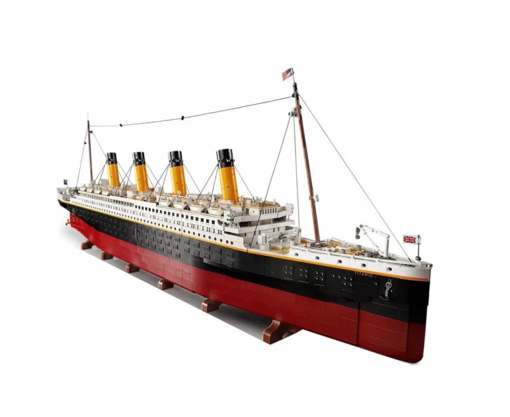 Alt Of Titanic Lego 10294 with 9090 pcs. | Generic Bricks