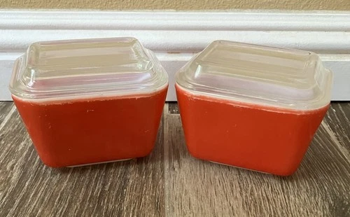 Set of 2 Vintage PYREX Red Refrigerator Dishes 501 B 1-1/2 Cup w/Lids