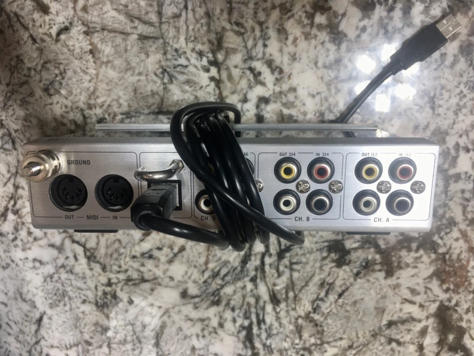 Native Instruments AUDIO 8 DJ Interface Audio Very Good Condition . POWER TESTED - Image 2 of 4