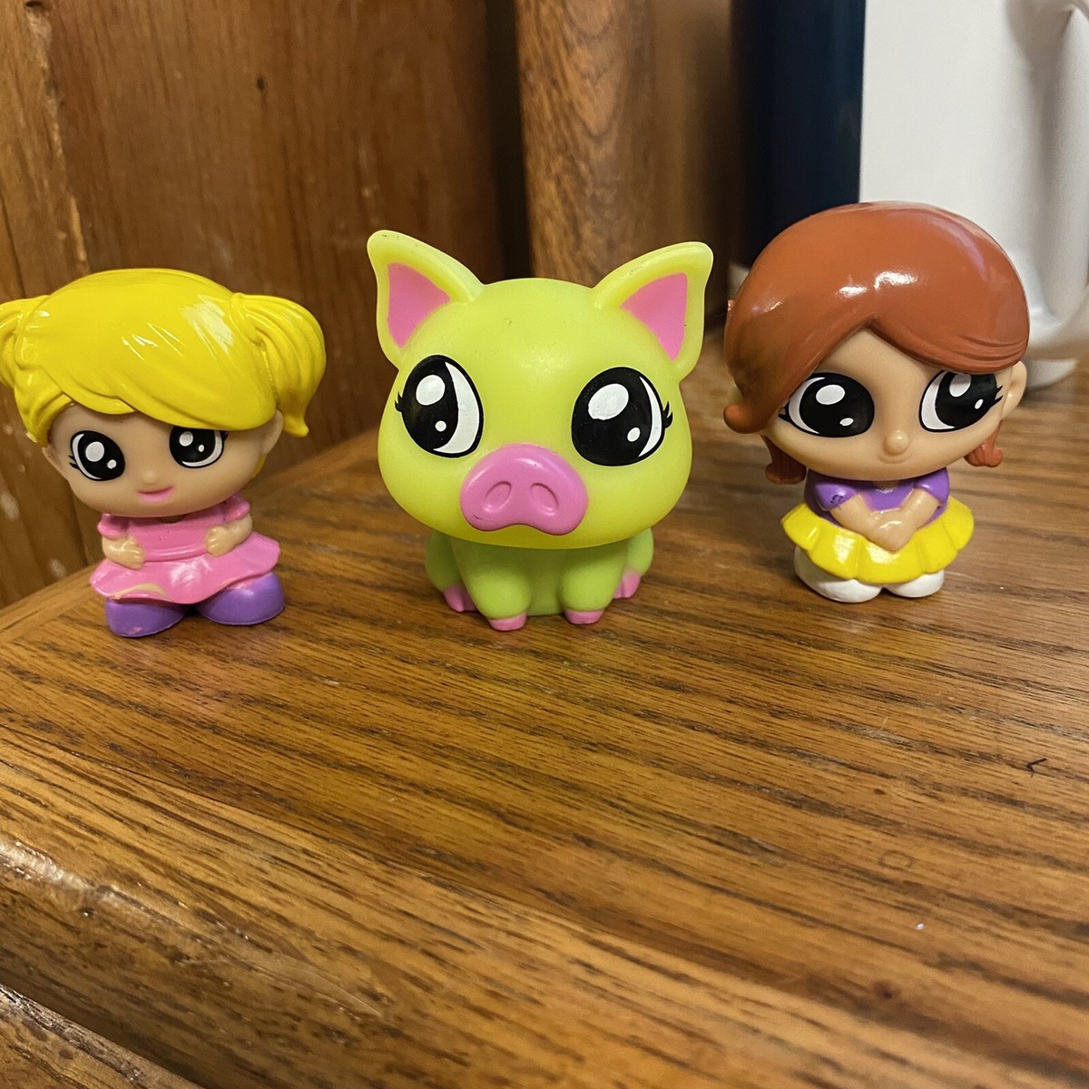 XO Tic Tac Toy Friends Green Pig Girl Figures Blonde Brunette