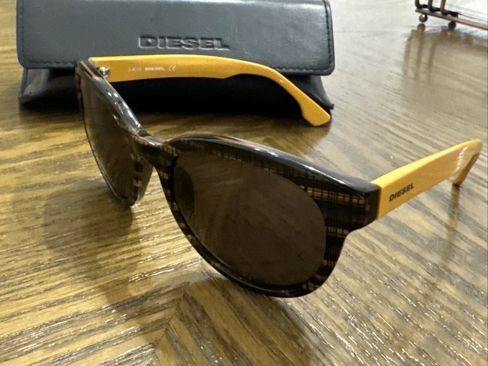 Gafas de sol Diesel negras marrones doradas a cuadros brazos amarillos unisex Foto 4 de 4