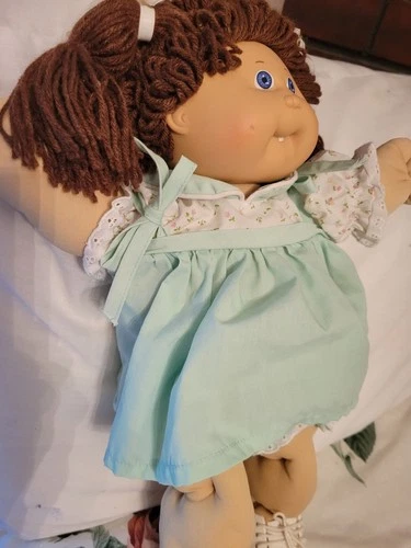 Cabbage Patch White Girl Doll W Tooth 1985 W Dress. OK Shoes. Brown Hair. Eyes.