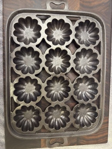 Vintage Antique Wagner Ware Turks Head Gem Muffin Pan Cast Iron Pan 12 Cup