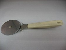 Vintage EKCO Made in USA Beige Handle PIZZA CUTTER SLICER ~ 8" Long ~