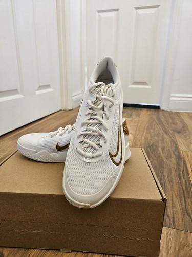 W Nike Vapor LITE 2 HC/White Sail-Ocre/Reino Unido Talla 6,5/Euro talla 40,5/26 cm - Imagen 11 de 14