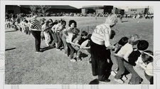 1986 Press Photo Students take part in a "caterpillar" activity at Colvin School