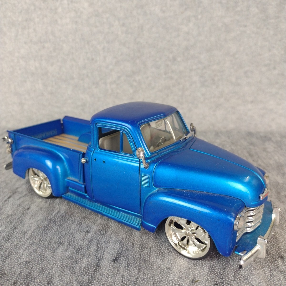 Jada TOYS ’51 CHEVY® PICK UP JADA Toys 1951 Chevrolet Pick Up Blue 1:24 scuffed wheel missing