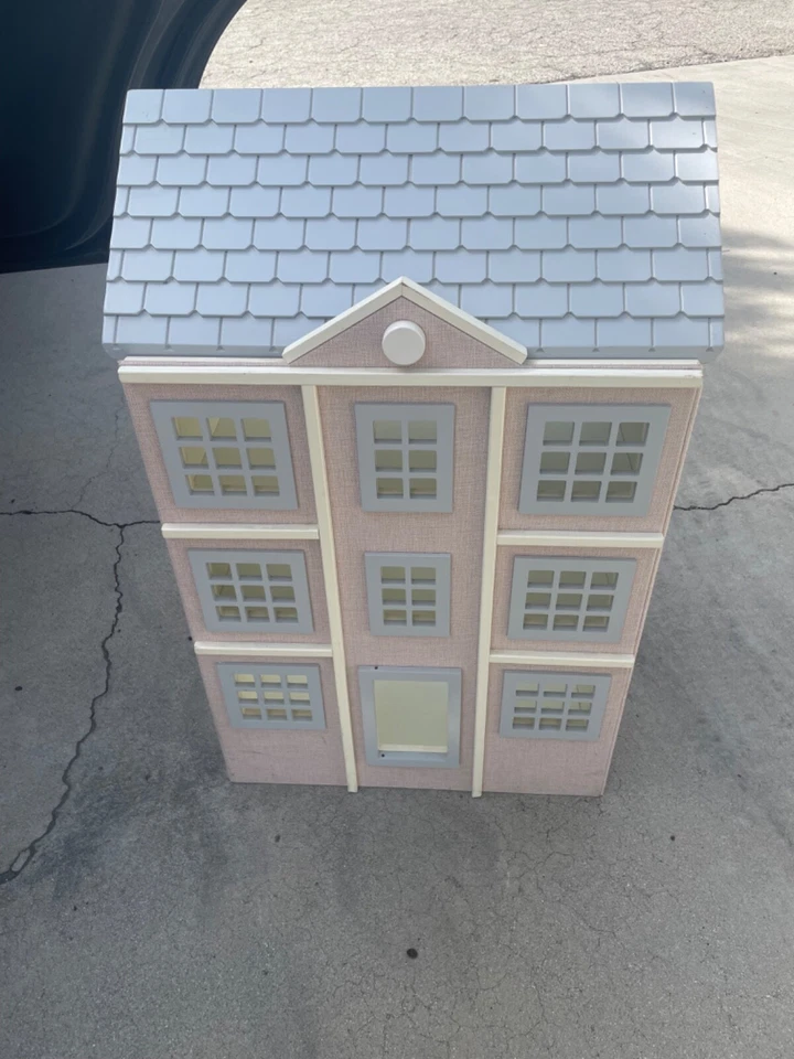 Casa de muñecas Pottery Barn 2015 rosa gris 31" de alto con muchos accesorios mobiliario Foto 2 de 4