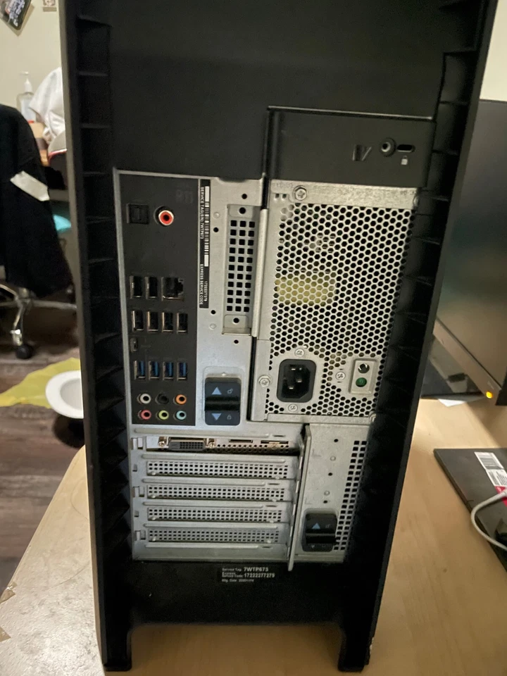 Computadora de escritorio para juegos Alienware Aurora R11 - i5-10400F, GTX 1650 4 GB, 8 GB de RAM, HDD de 1 TB Foto 2 de 4