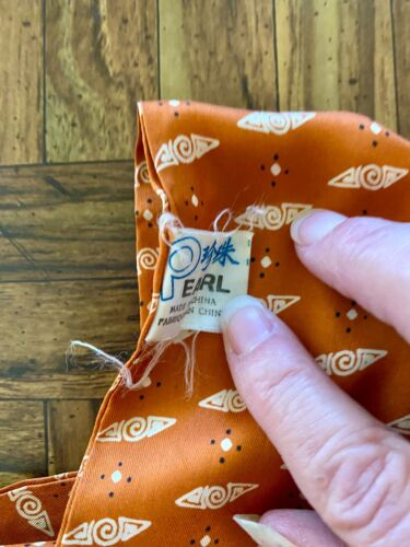 Sciarpa vintage anni 70 Cina perle stampate a mano 100% seta frange arancio bruciato 12"x 50" - Foto 2 di 2