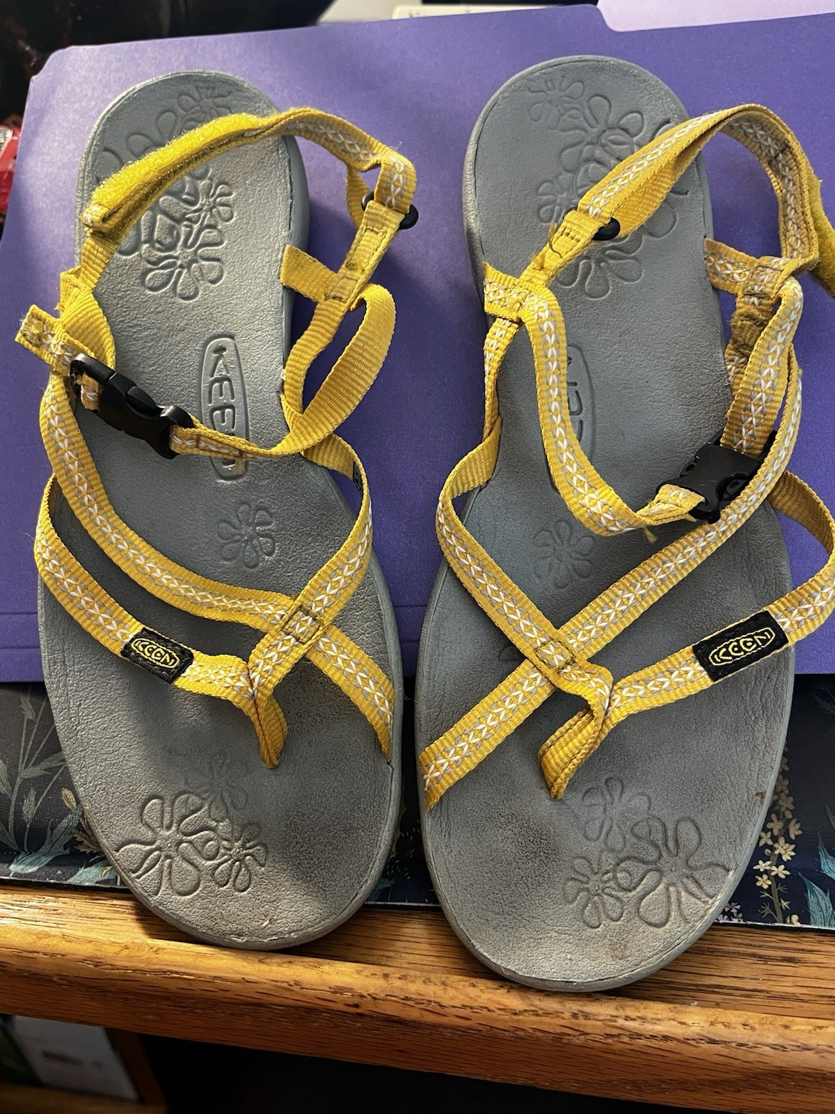 Sandali con cinturino da donna KEEN taglia 7 La Paz scarpe sportive outdoor gialle ~ usati in ottime condizioni