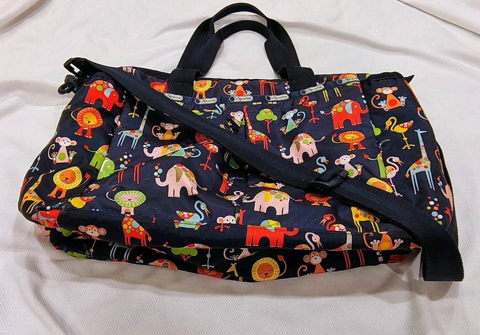 Bolso Bandolera para Bebé LeSportsac Ryan Bolso para Mamá Animales de Zoo Grande B59 Foto 2 de 4