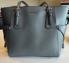 Borsa a tracolla Michael Kors Voyager grigia in pelle incrociata