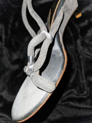 Sandalias Emporio Armani Gris Gamuza Tacón Gatito Correa al Tobillo Logo EA Talla 38 - Imagen 9 de 12