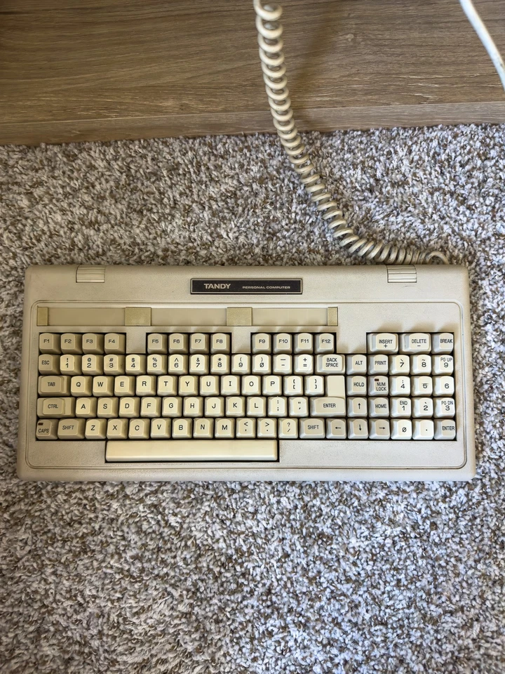 Computadora personal Tandy 1000 vintage (1985) con monitor, joystick, disquete de 5,25" Foto 4 de 4