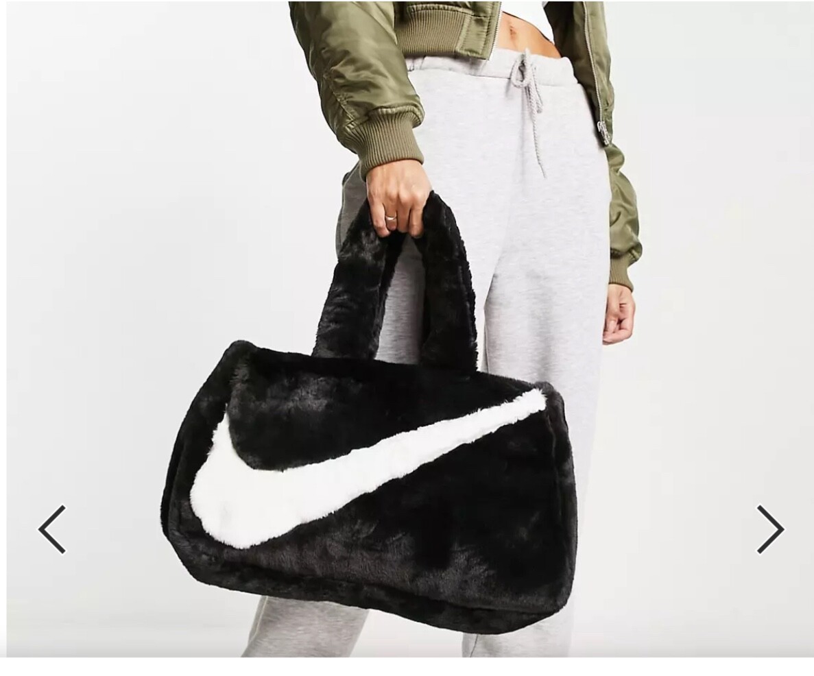 トートバッグ Nike Sportswear Faux Fur Tote Bag 10L Nike Sportswear Faux Fur Tote (10L) BLACK /WHITE LOGO BRAND