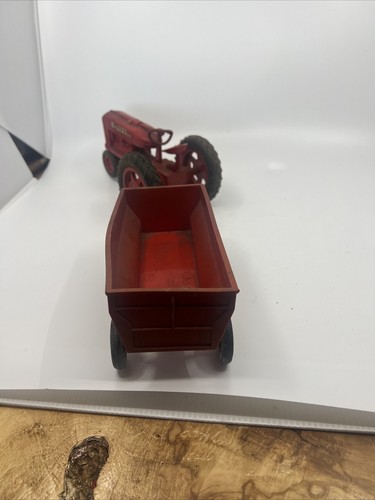 Farm toy Vintage 1950 International Farmall plastic tractor with plastic wagon - Picture 10 of 13