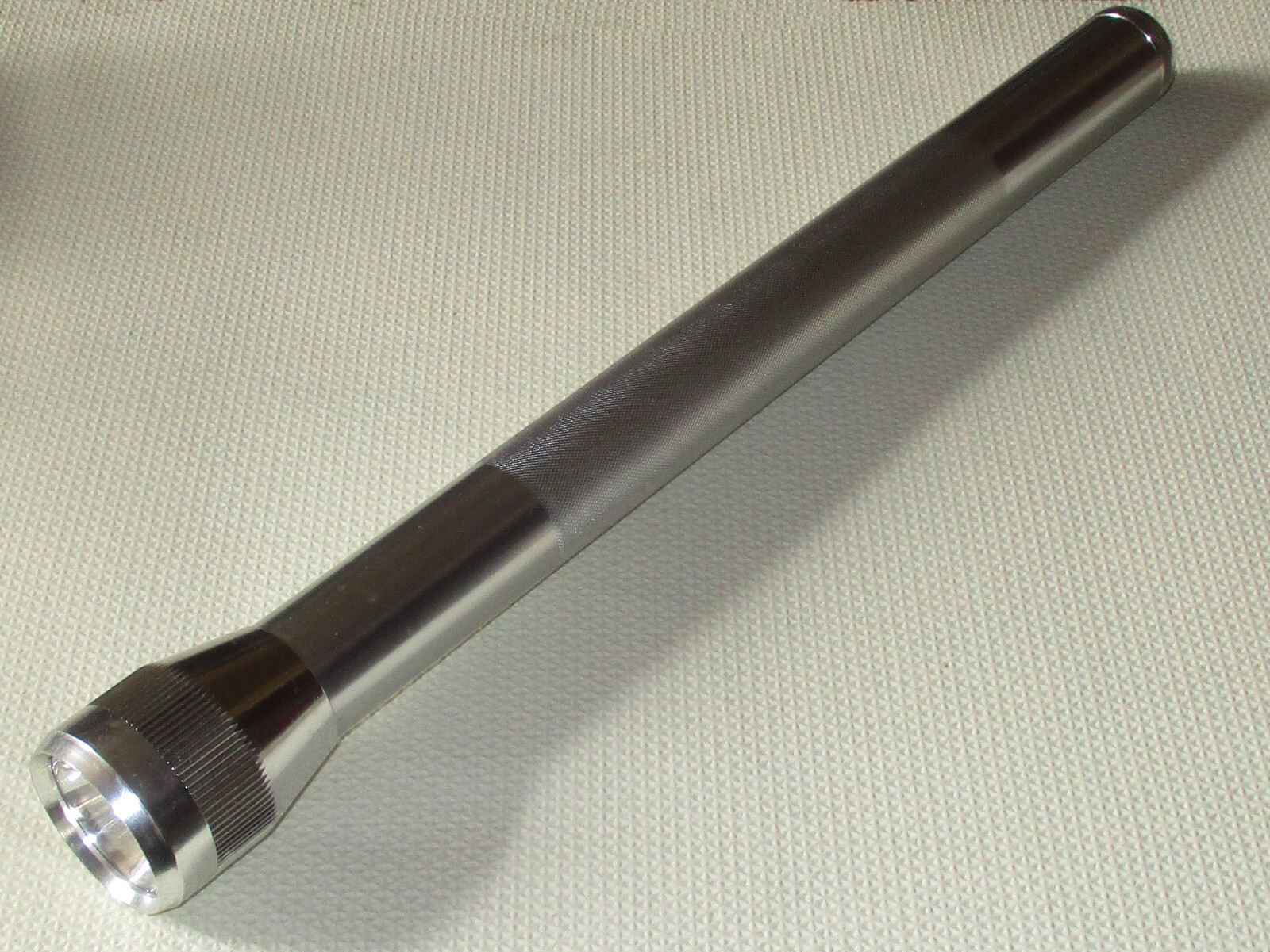 Lampe torche alu XXL contre l'obscurité totale avec son manche de 50cm
