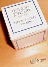 VINTAGE AVON 80S GOLD TONE TENNIS RACKET RACQUET CHARM PENDANT ORIG BOX 1982