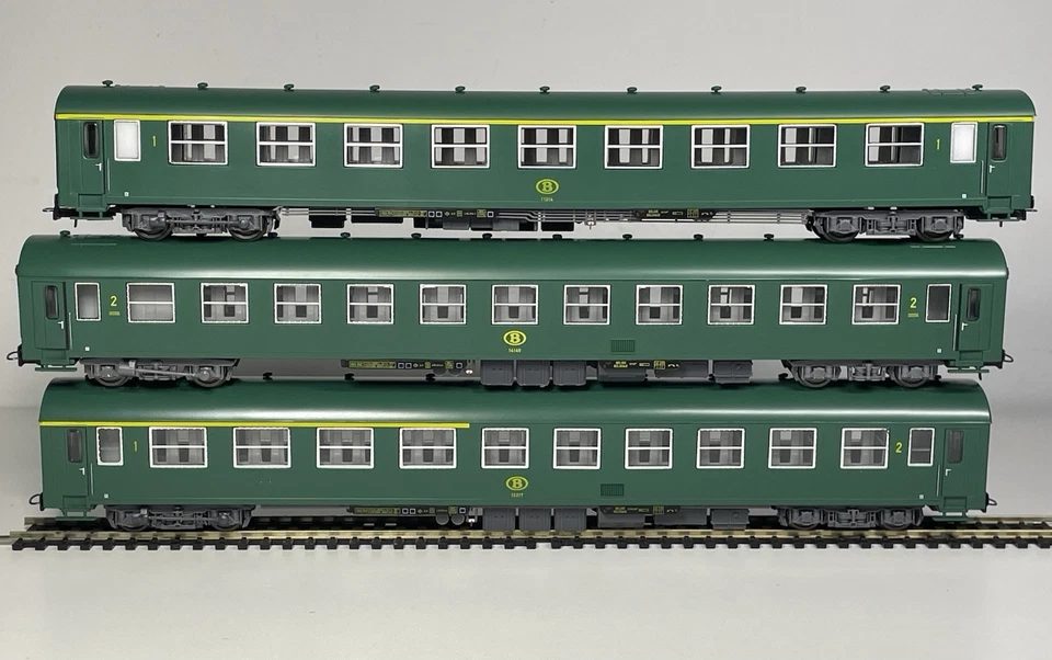 Rare Heris 12140 Belgian SNCB Type I4 / I5 Coaches Triple Pack Set - HO Scale - Image 3 of 4