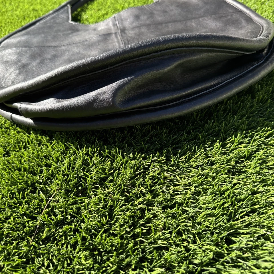 Bolso de hombro Anthropologie Julien de cuero redondo círculo negro, cremalleras Foto 3 de 4