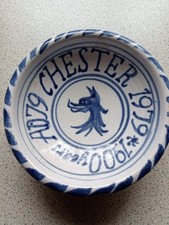 CHESTER AD79-1979 PIATTO/SPILLE/SAPONE COMMEMORATIVO BLU E BIANCO 11 cm bordo FATTO A MANO