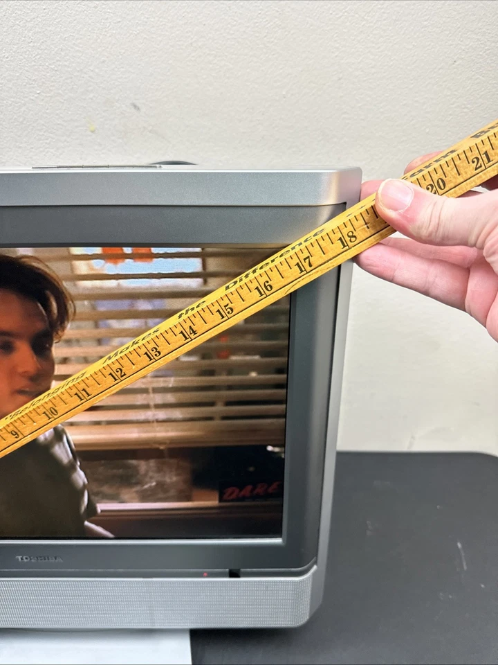 Toshiba TV DVD Gaming Combo Model  17HLV85 17in Widescreen Portable Japan Remote - Image 2 of 4