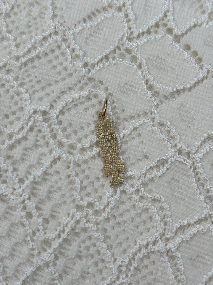 Colgante con dije de sujetador de oro amarillo de 14K Foto 2 de 3