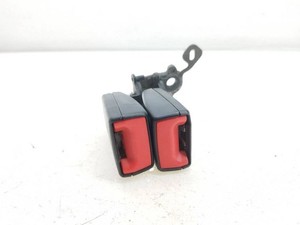 Volkswagen Golf VII 2013 Gurtschloss hinten Mitte 8V0857739A RMN8054