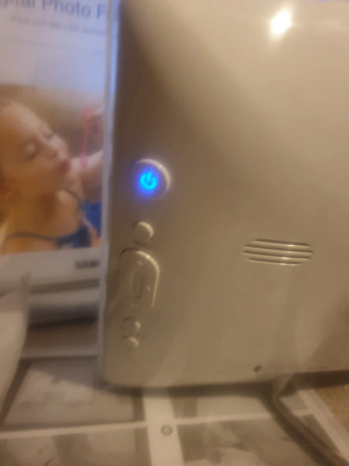 Samsung SPF-83” LCD Digital Photo Frame  - Image 3 of 4