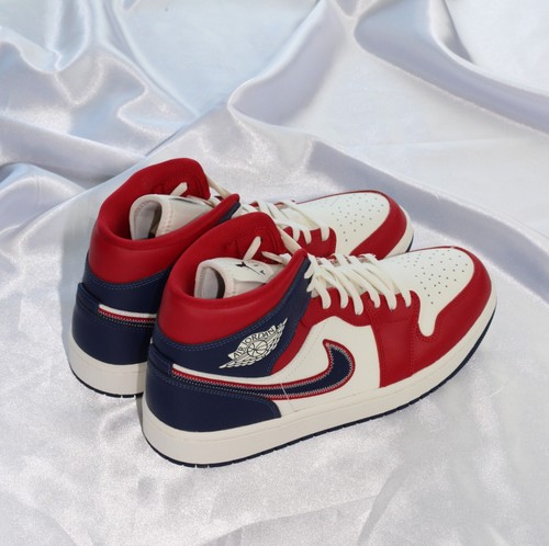 Größe 10,5 W - Nike Air Jordan 1 Mid SE USA Red Blue White Mid Top Sneaker - Bild 4 von 7