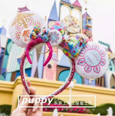 Bow Cos Mickey it,s a small world Clock Sequin Disney