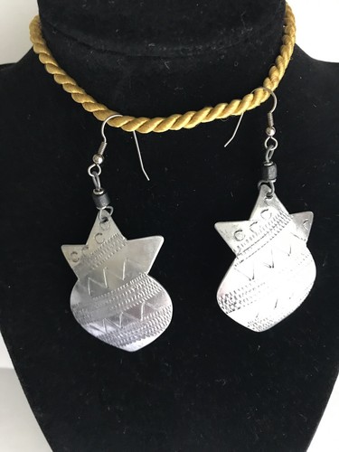 Orecchini moda pendenti a forma di pesce in peltro fatti a mano etnici dal Kenya - Foto 4 di 4