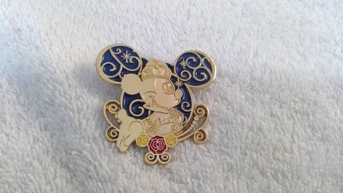 2011 Mickey & Minnie Stained Glass Ear Pin Set, Disneyland Hong Kong, Framed - Picture 5 of 8