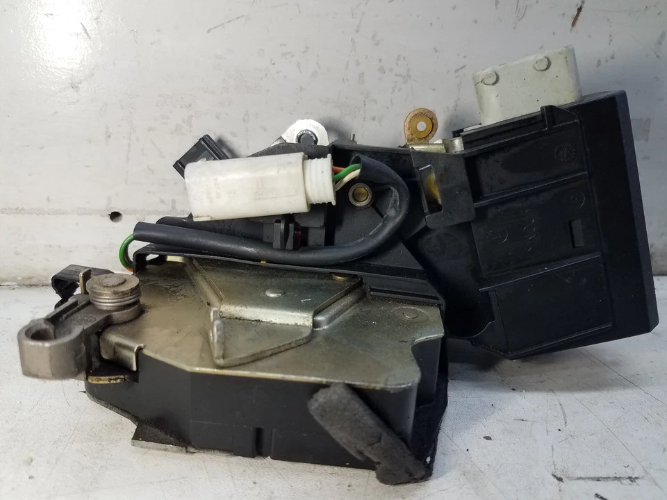 Actuador de cierre de cerradura de puerta trasera izquierda BMW 740iL 1995-2001 8352165 (M142) Foto 4 de 4