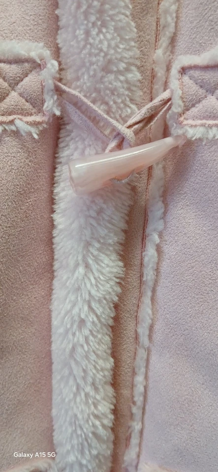 Barbie Rosa Imitación Gamuza Piel Niñas Invierno Chaqueta Abrigo Talla 8 Con Sudadera con Capucha Foto 3 de 4