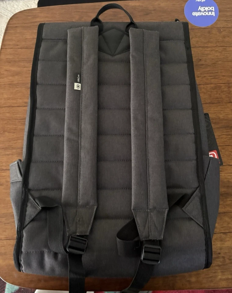 Mochila masculina cinza OGIO com fecho de fivela e remendo de bandeira americana - Imagem 2 de 3