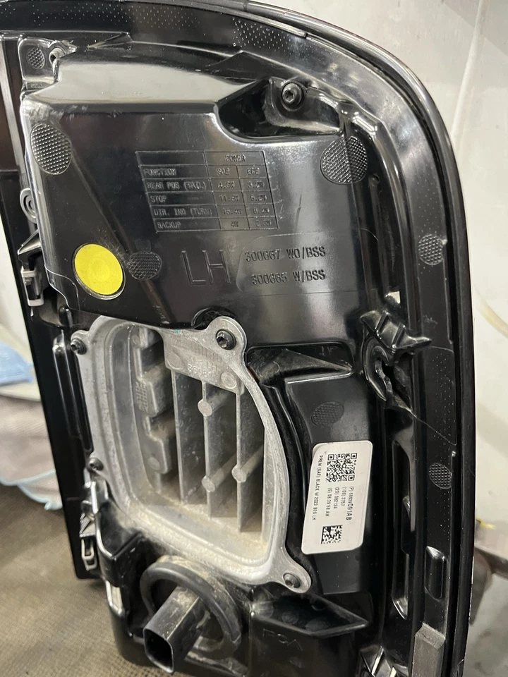 Lanterna traseira lateral esquerda Dodge Ram 2500 2024! Mopar - Imagem 4 de 4