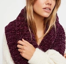 FREE PEOPLE Love Bug Infinity Chenille Soft Cozy Cowl Scarf in Wine