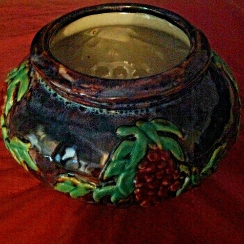Vintage Majolica Pottery Grape on vine Bowl /Planter - Picture 3 of 11