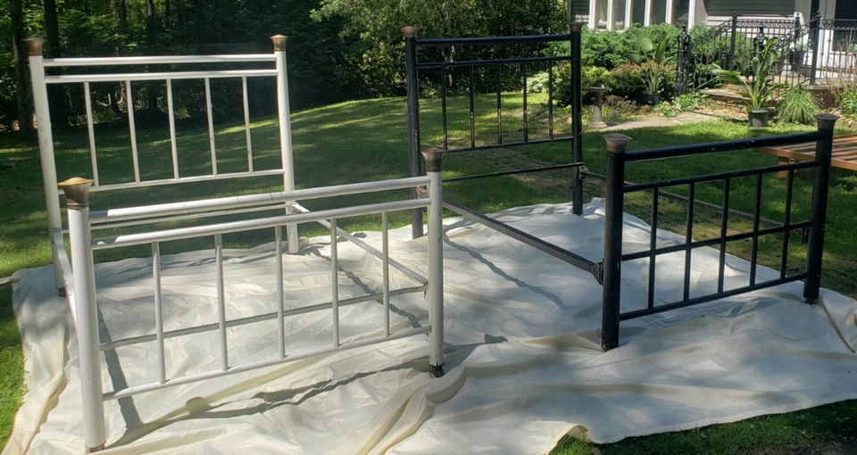 Camas antiguas de hierro de tamaño completo con tapas y ruedas de poste de latón -2 disponibles Foto 4 de 4