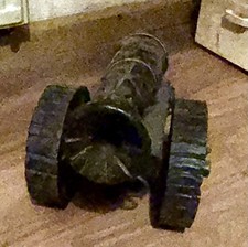 Zabytkowe drewniane armaty replika - piękny element dekoracyjny 