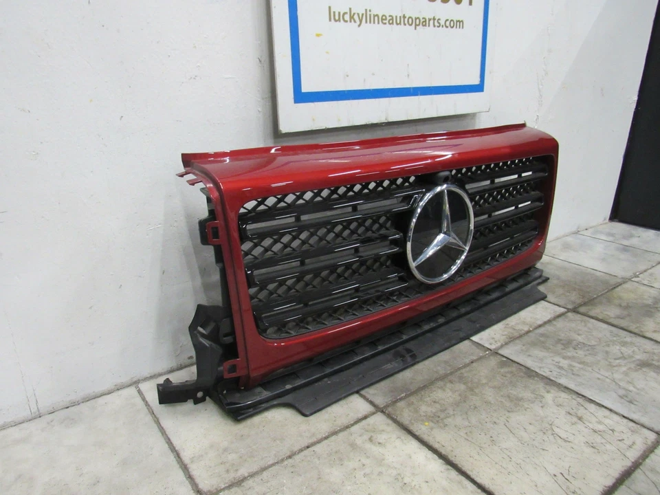 Mercedes G550 2019-2024 emblema de parrilla rojo fabricante de equipos originales usado 4638884300, 4638880800 Foto 3 de 4