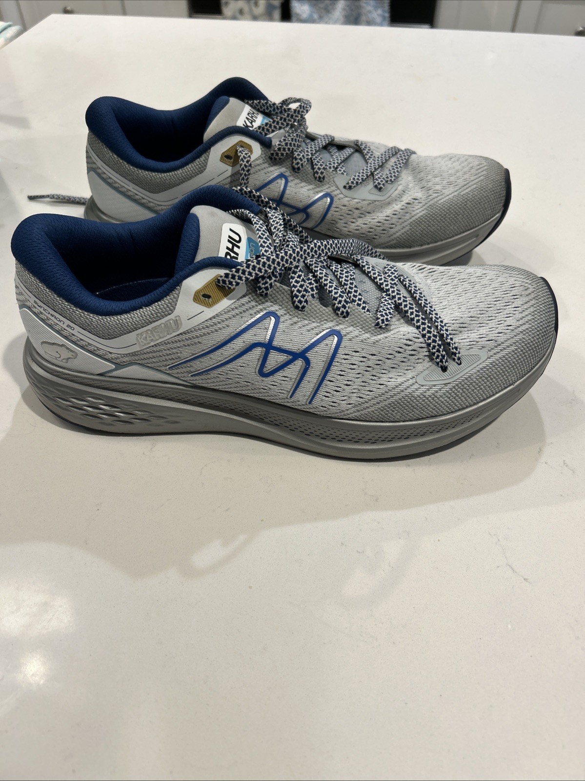 SAOLA Scarpe da corsa uomo Karhu Synchron 2.0 taglia 10.5 grigie con accenti blu