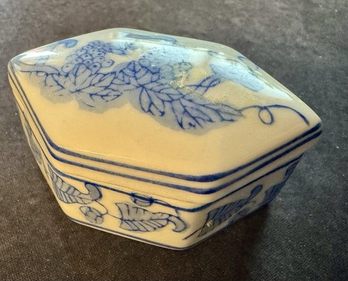 Amsel Floral Grape Design Blue White Porcelain Covered Trinket Box Small VTG - Picture 2 of 5