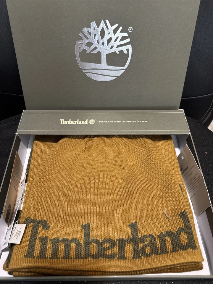 Conjunto de bufanda y gorro jacquard con logotipo de Timberland en marrón/verde oliva; talla única. Foto 2 de 4