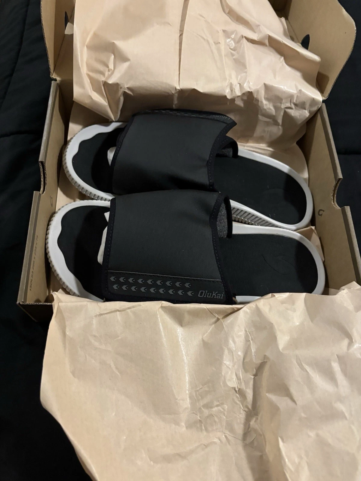Olukai Men’s Komo Black White Cushioned Beach Sandal Slides Size 10 NWT
