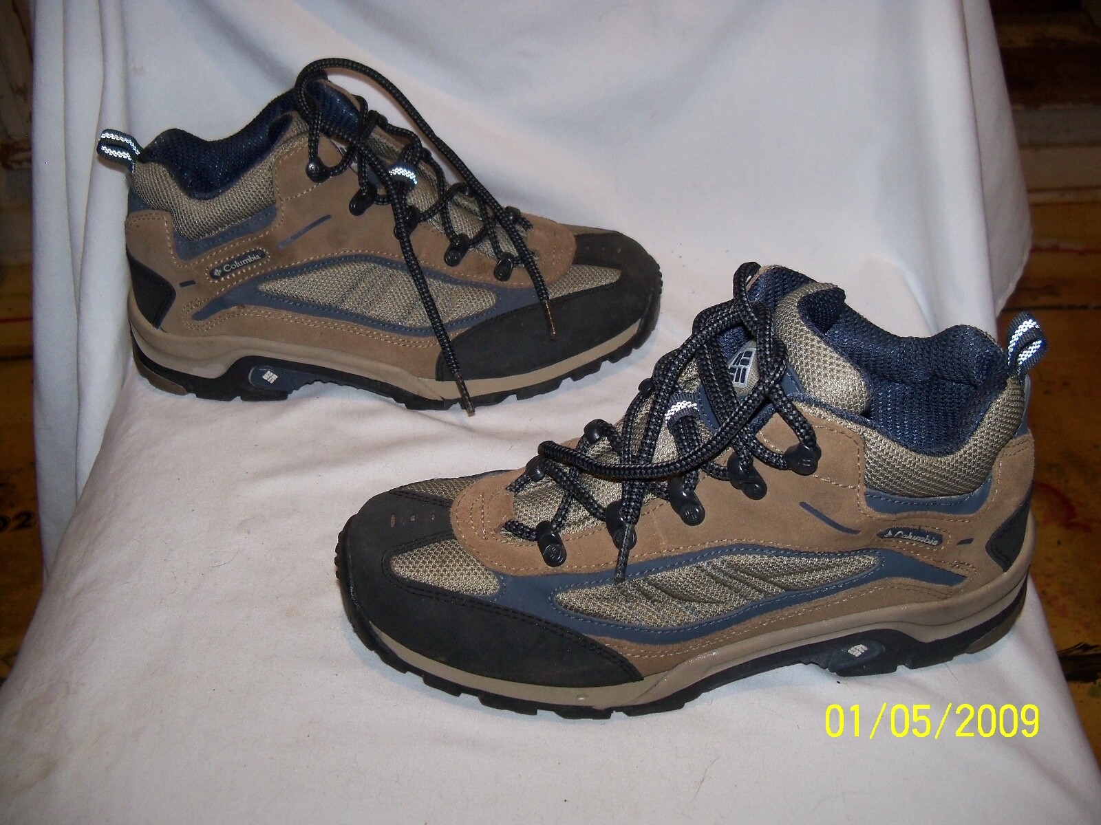 Columbia Women's Size 7.5 Hiking Boots with Omni-Grip & Waterproof  -image