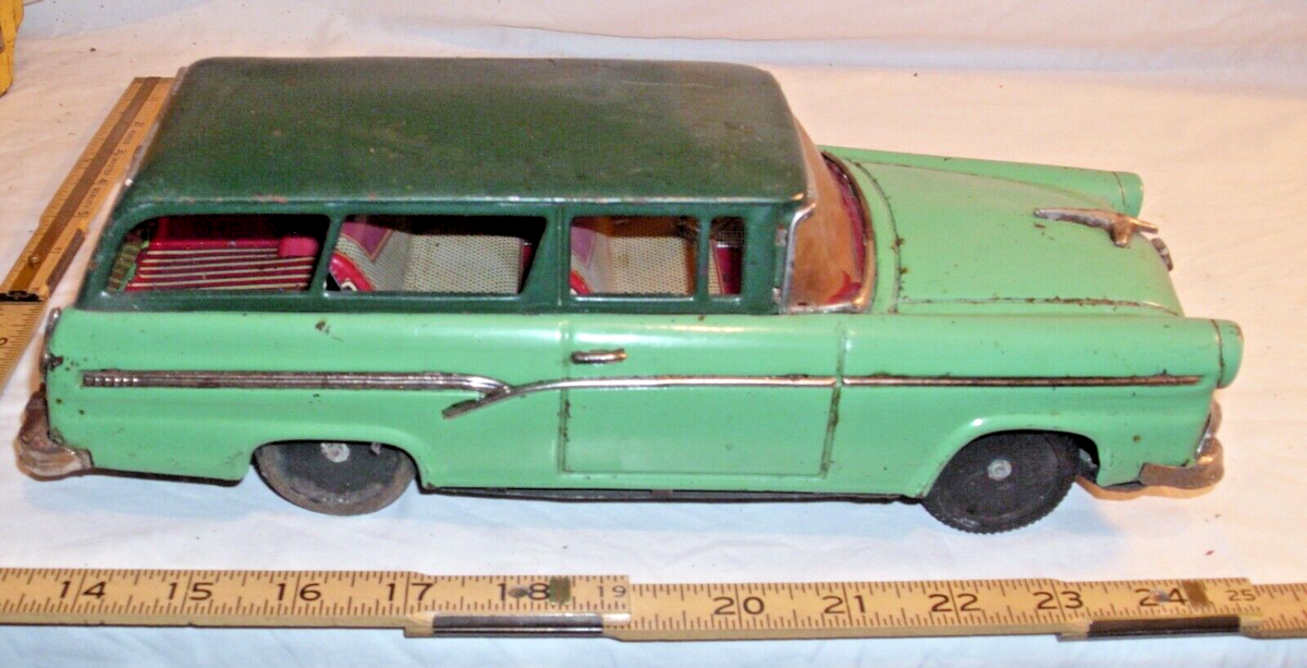 BANDAI 1957 FORD FAIRLANE STATION WAGON CAR TIN FRICTION TOY JAPAN