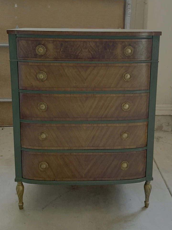 Cômoda vintage exclusiva – Chevron frontal, puxadores de latão, detalhes florais - Imagem 2 de 2